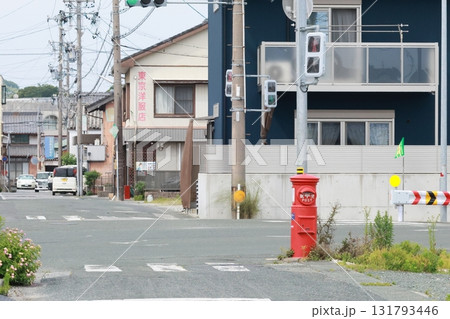 沿道に設置された赤色丸型ポスト 沿道に設置された赤色丸型ポスト 131793446