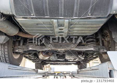 下から見た四輪駆動車のシャーシ部分 下から見た四輪駆動車のシャーシ部分 131793468