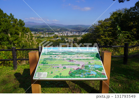 ふきだし公園展望台からの眺めと案内板 131793549