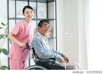 車椅子のシニアの男性と介護福祉士 131793681