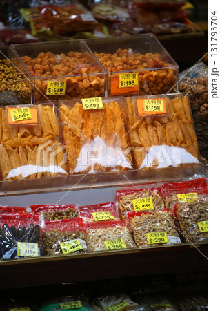 香港・徳輔道西の乾物店で売られる魚の浮袋。とても高価で「魚胆｝と呼ばれる高価な中華食材 131793704