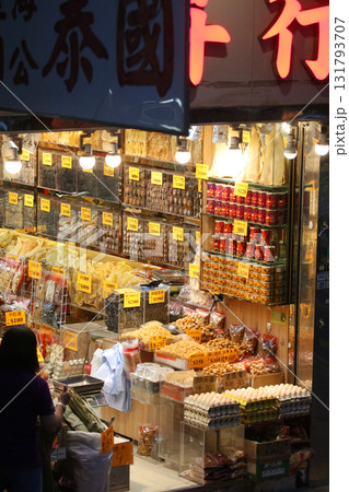 香港・徳輔道西の高級乾物店で売られる高級食材。何に使われるか分からない乾物も多い 131793707