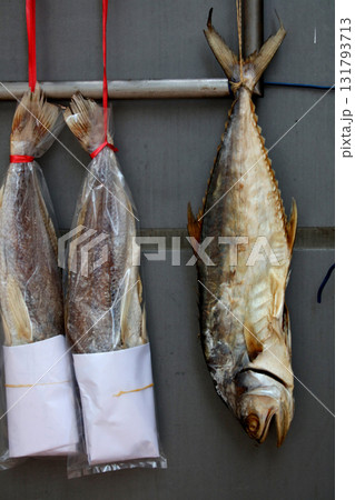 香港・徳輔道西で売られる塩干し魚（ハムユイ）。クサヤに似ていで臭いが美味。かつては安かったが今は高価 131793713