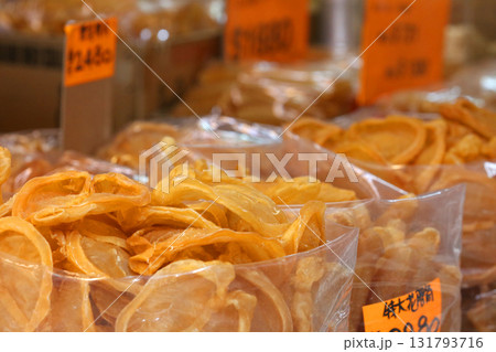 香港・徳輔道西の乾物店で売られる魚の浮袋。とても高価で「魚胆}と呼ばれる高価な中華食材 香港・徳輔道西の乾物店で売られる魚の浮袋。とても高価で「魚胆}と呼ばれる高価な中華食材 131793716