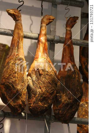 香港・徳輔道西の通称「海味街」と「呼ばれる乾物専門街で売られる雲南省の三元豚金華ハム 131793721