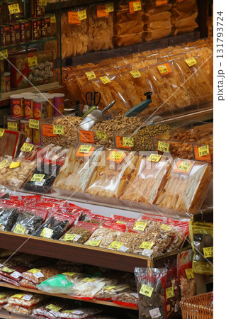 香港・徳輔道西の高級乾物店で売られる高級食材。何に使われるか分からない乾物も多い 131793724