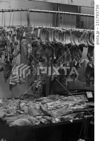 香港の市場の肉屋で売られる豚肉。牛肉や鶏肉より高級で高価。中国人は豚肉が大好きだ 131793730