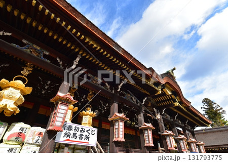 青空に映える北野天満宮の御本殿 131793775