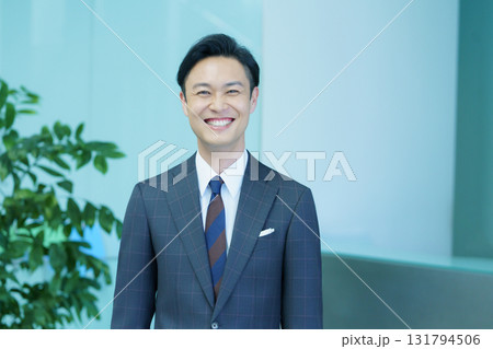 ミドルエイジのスーツを着た笑顔の男性の上半身のポートレート 撮影協力:スカパー東京メディアセンター ミドルエイジのスーツを着た笑顔の男性の上半身のポートレート 撮影協力:スカパー東京メディアセンター 131794506