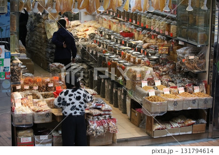 香港・徳輔道西の高級乾物店で売られる高級食材。何に使われるか分からない乾物も多い 131794614