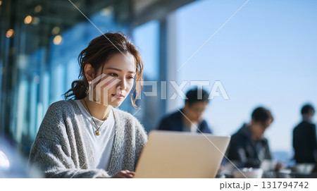 オシャレなコワーキングスペースで仕事をする若い女性 オシャレなコワーキングスペースで仕事をする若い女性 131794742