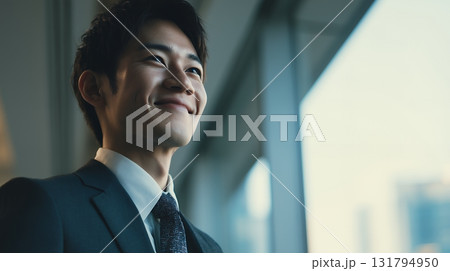 スーツを着た若いビジネスマン 131794950