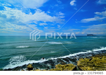 湘南海岸 稲村ヶ崎公園からの相模湾と江の島 白い雲 131794985