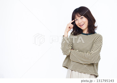 笑顔で考えている女性 笑顔で考えている女性 131795143