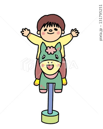 バンザイして公園の馬に乗って遊ぶ男の子 バンザイして公園の馬に乗って遊ぶ男の子 131795251