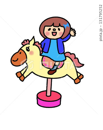 馬に乗って嬉しそうに手を振る女の子 131795252