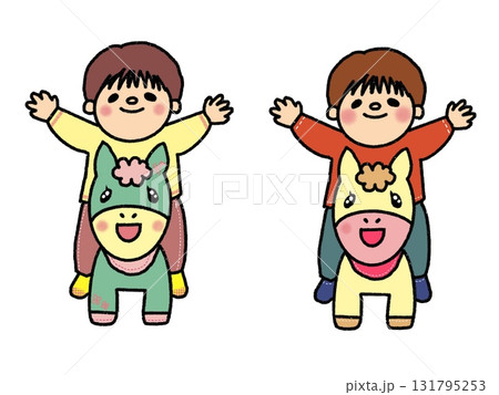 馬の乗ってバンザイするにっこり笑顔の男の子兄弟、双子 131795253