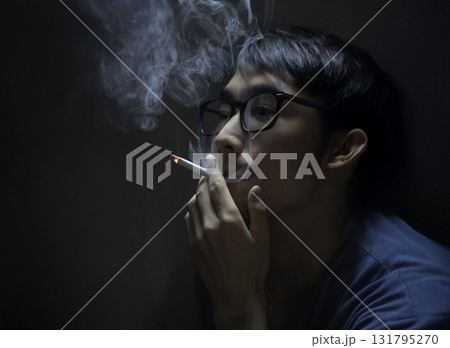 紙タバコを吸う男性 131795270