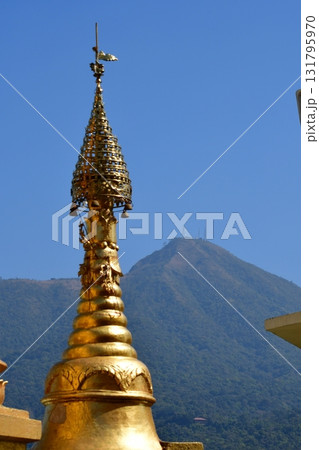 ミャンマー、ポッパ山、土着宗教ナッ神信仰の聖地、タウン・カラッ、山頂の寺院、ポッパ山遠望 ミャンマー、ポッパ山、土着宗教ナッ神信仰の聖地、タウン・カラッ、山頂の寺院、ポッパ山遠望 131795970