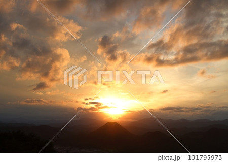 山に沈む夕日 山に沈む夕日 131795973