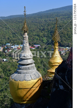 ミャンマー、ポッパ山、土着宗教ナッ神信仰の聖地、タウン・カラッ、山頂の寺院 131795984