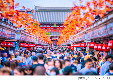 日本の東京都市景観インバウンド続く…まるで異国…外国人観光客らで賑わう浅草寺=10月10日 日本の東京都市景観インバウンド続く…まるで異国…外国人観光客らで賑わう浅草寺=10月10日 131796813