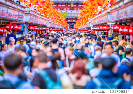 日本の東京都市景観インバウンド続く…まるで異国…外国人観光客らで賑わう浅草寺=10月10日 日本の東京都市景観インバウンド続く…まるで異国…外国人観光客らで賑わう浅草寺=10月10日 131796814