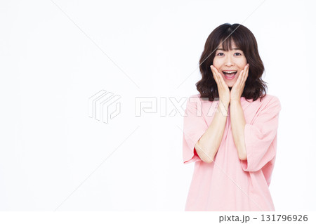 びっくりおどろく女性 びっくりおどろく女性 131796926