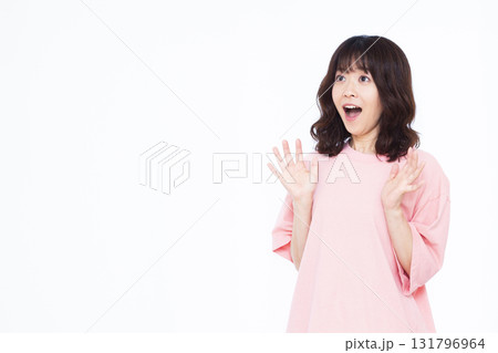 びっくりおどろく女性 びっくりおどろく女性 131796964