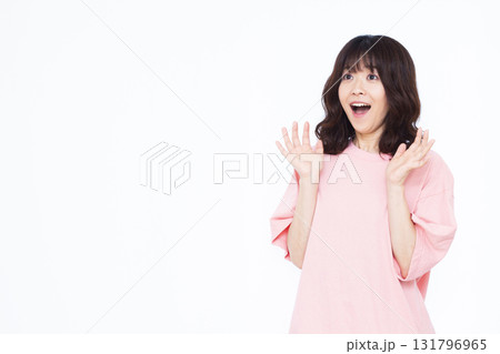 びっくりおどろく女性 びっくりおどろく女性 131796965