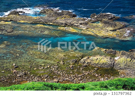 夏の竜飛岬　竜飛崎階段遊歩道から潮だまりの海岸を臨む 131797362