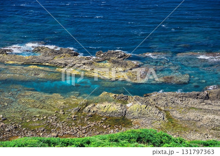 夏の竜飛岬 竜飛崎階段遊歩道から潮だまりの海岸を臨む 夏の竜飛岬 竜飛崎階段遊歩道から潮だまりの海岸を臨む 131797363