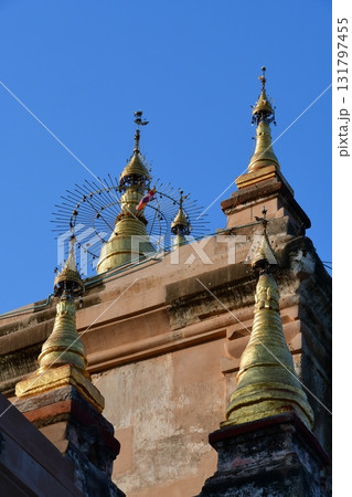 ミャンマー、バガン、マヌーハ寺院 131797455