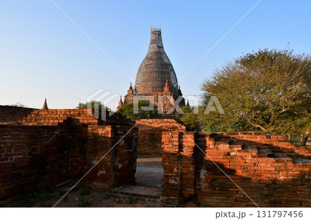 ミャンマー、バガン、夕日を浴びる仏塔群 131797456