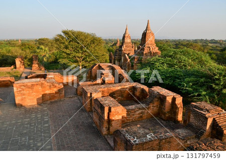 ミャンマー、バガン、夕日を浴びる仏塔群 ミャンマー、バガン、夕日を浴びる仏塔群 131797459
