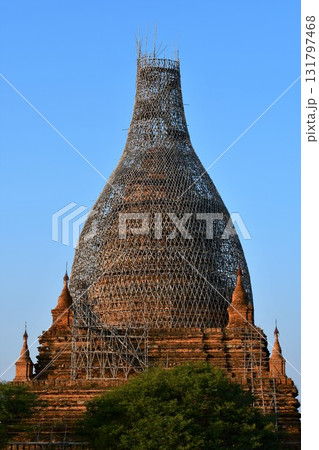ミャンマー、バガン、夕日を浴びる仏塔群 131797468