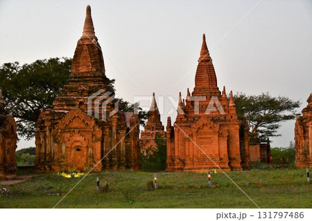 ミャンマー、バガン、夕暮れの仏塔群 131797486