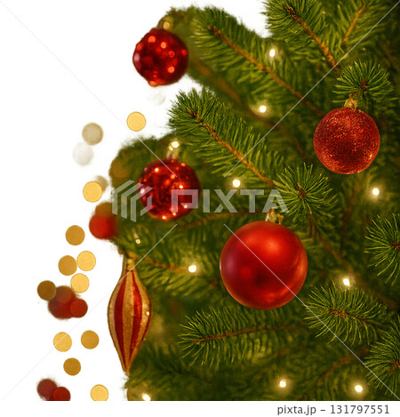 クリスマスツリーと赤い玉 131797551