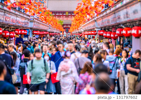 日本の東京都市景観インバウンド続く…まるで異国…外国人観光客らで賑わう浅草寺＝10月10日 131797602