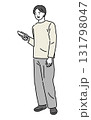 携帯を持って操作する男性 131798047