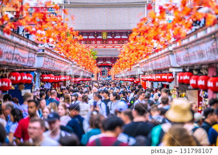 日本の東京都市景観インバウンド続く…まるで異国…外国人観光客らで賑わう浅草寺=10月10日 日本の東京都市景観インバウンド続く…まるで異国…外国人観光客らで賑わう浅草寺=10月10日 131798107