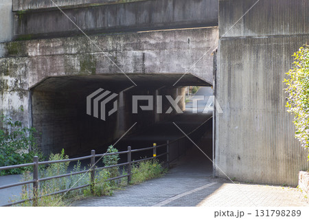 人影のないトンネルの入り口 131798289