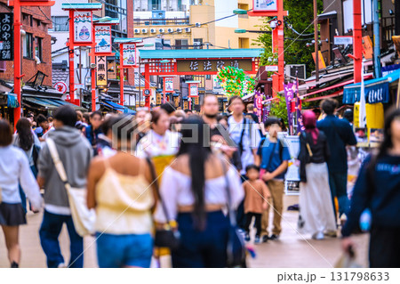 日本の東京都市景観インバウンド続く…外国人観光客らで賑わう伝法院通りなどを望む＝10月10日 131798633
