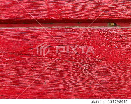 赤色のペンキの塗られた木の壁の背景素材　塗りたて 131798912