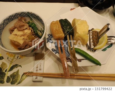 生麩田楽と湯葉揚げ — 彩り豊かな京風の味わいを串で楽しむ 131799422