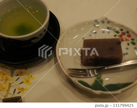 抹茶と羊羹 — 和の甘味で締めくくる静かなひととき 抹茶と羊羹 — 和の甘味で締めくくる静かなひととき 131799425