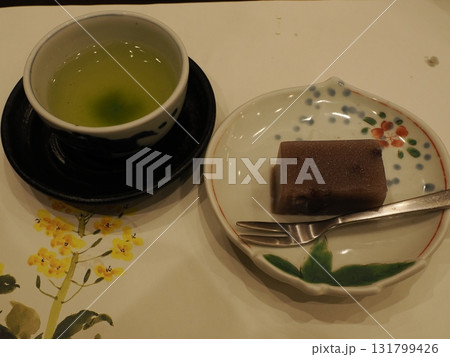 抹茶と羊羹 — 和の甘味で締めくくる静かなひととき 抹茶と羊羹 — 和の甘味で締めくくる静かなひととき 131799426