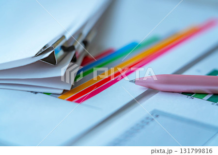 テーブルに置かれたグラフと書類 131799816