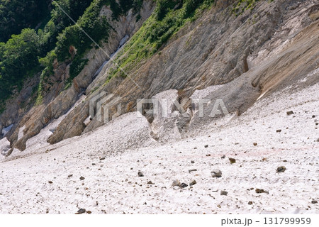 白馬岳の大雪渓のクレバス05 131799959