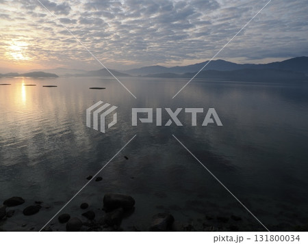 船越湾の霧景 — 朝霧に包まれた幻想的な水鏡 船越湾の霧景 — 朝霧に包まれた幻想的な水鏡 131800034
